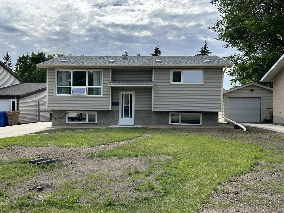 6 Brockelbank Crescent in Regina, SK - Building Photo