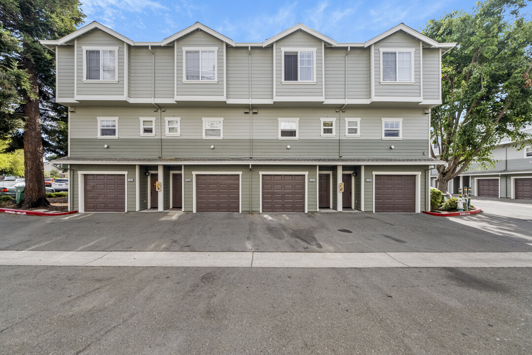 WestBridge Townhomes in Richmond, CA - Building Photo