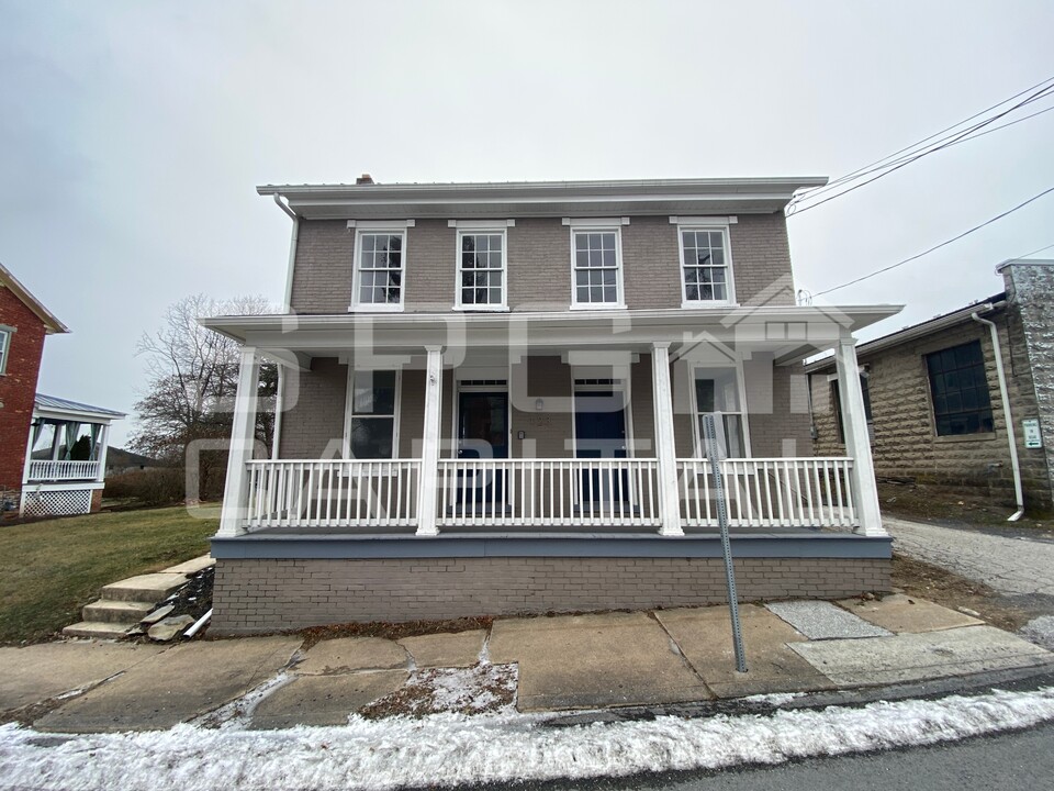 123 Main St in Arendtsville, PA - Building Photo