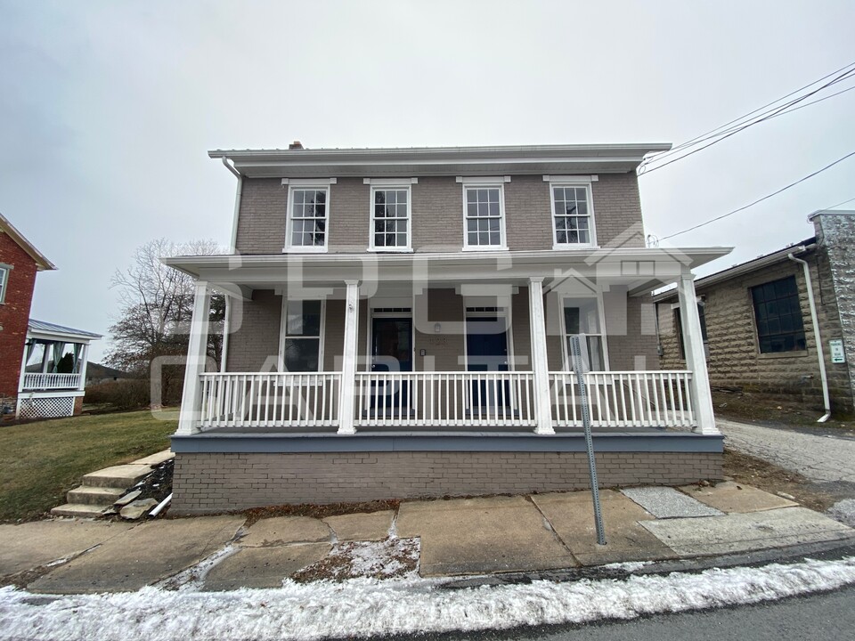 123 Main St in Arendtsville, PA - Building Photo