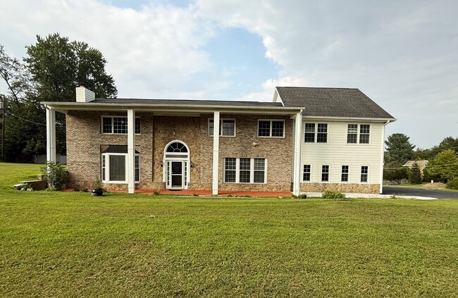 10828 Miller Rd in Oakton, VA - Foto de edificio - Building Photo