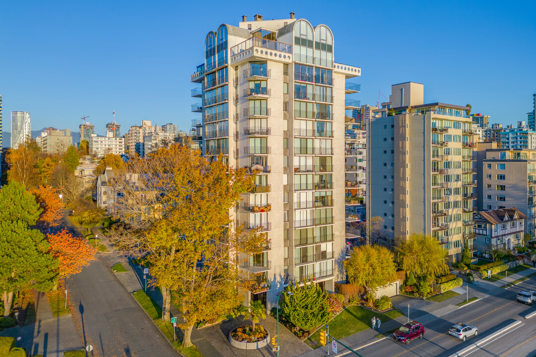 Plaza Del Mar in Vancouver, BC - Building Photo