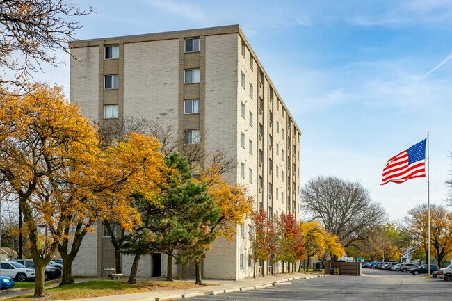 Westchester Towers in Wayne, MI - Foto de edificio - Building Photo