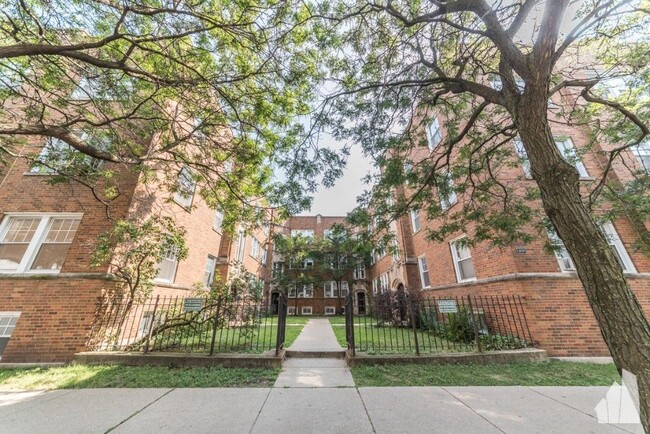 property at 1831 W Foster Ave