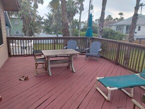 103 E Capricorn Dr, Unit A in South Padre Island, TX - Foto de edificio - Building Photo