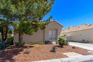 7733 Arnold Palmer Way in Las Vegas, NV - Foto de edificio - Building Photo