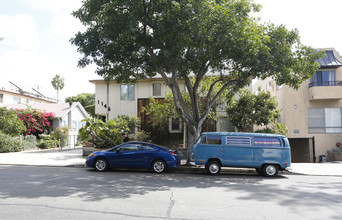 1146 N Ogden Dr in Los Angeles, CA - Building Photo - Building Photo