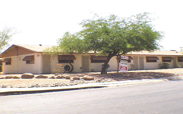 Country Manor in Phoenix, AZ - Building Photo - Building Photo