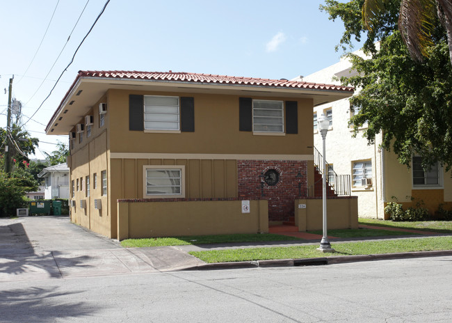 226 Salamanca Ave in Coral Gables, FL - Building Photo - Building Photo