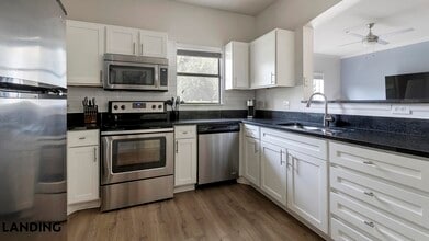 9727 Touchton Rd in Jacksonville, FL - Foto de edificio - Building Photo