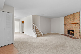 2211 Greenwood Dr in Lindenwold, NJ - Foto de edificio - Building Photo