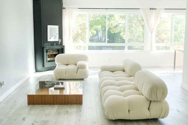 10823 Camarillo St, Unit 10823 in North Hollywood, CA - Building Photo - Building Photo