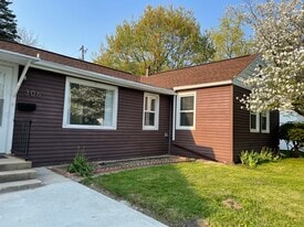 306 E Washington St in Urbana, IL - Building Photo