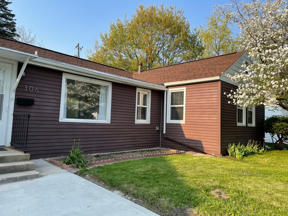 306 E Washington St in Urbana, IL - Foto de edificio