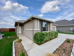 142 Landing Ln in New Braunfels, TX - Building Photo - Building Photo