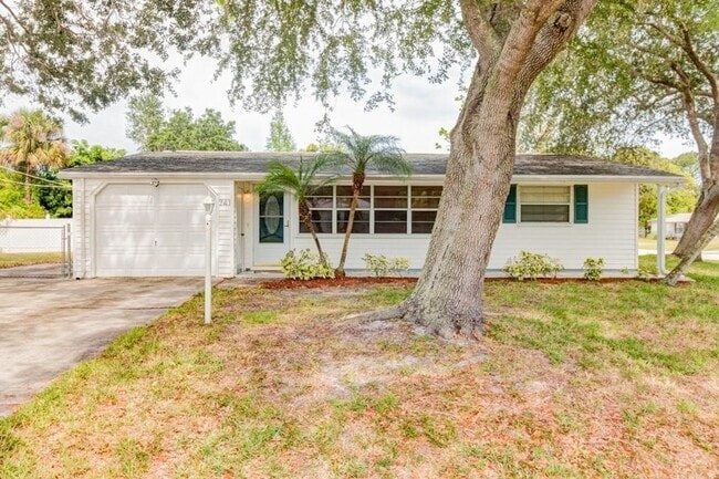 741 Smith St in Sebastian, FL - Foto de edificio - Building Photo