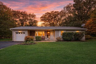 18 Kevin Ct in Jackson Township, NJ - Building Photo