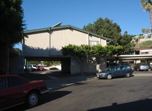 La Paloma Gardens Apartments in San Diego, CA - Foto de edificio - Building Photo