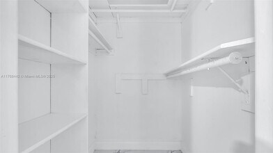 3333 SW 1st St in Miami, FL - Foto de edificio - Building Photo