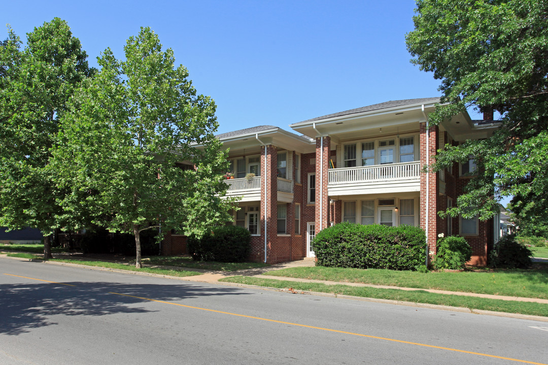 2117 N Shartel Ave in Oklahoma City, OK - Foto de edificio