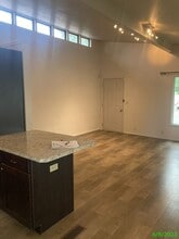 445 SE Border Ln in McMinnville, OR - Foto de edificio - Building Photo