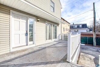 24 Hollow Wood Ln, Unit 1 in Greenwich, CT - Building Photo - Building Photo
