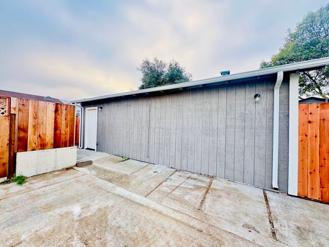 1880 Phillips Ln in Antioch, CA - Foto de edificio - Building Photo