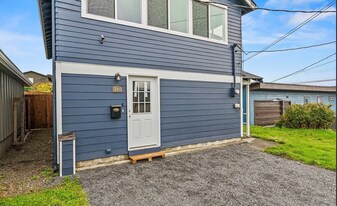 160 Maple St in Cathlamet, WA - Building Photo