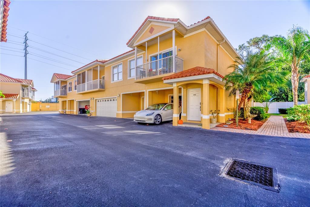 21032 Sunpoint Way-Unit -201 in Lutz, FL - Foto de edificio