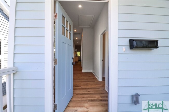 property at 826 W Victory Dr