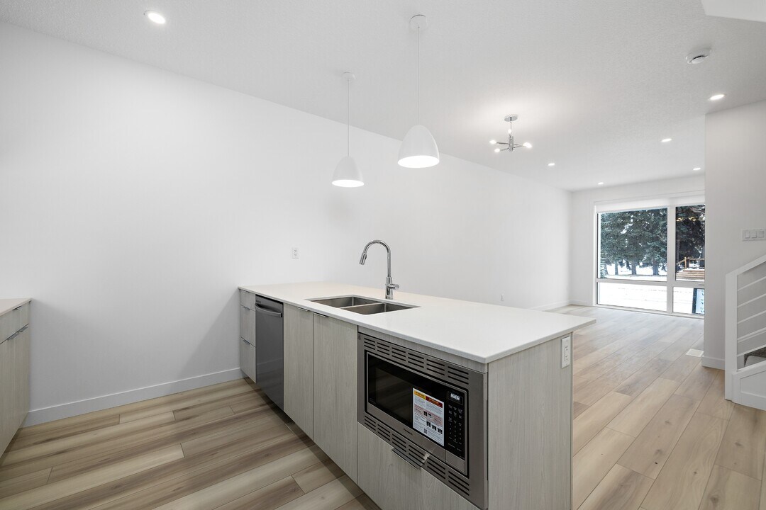 8664-8677 77 St NW in Edmonton, AB - Building Photo