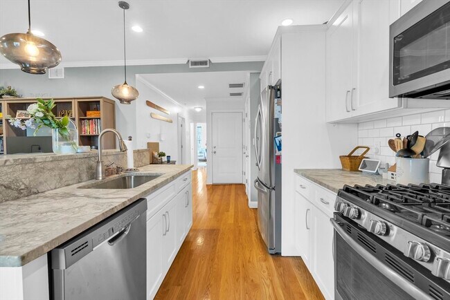 242 W Fifth St in Boston, MA - Building Photo - Building Photo