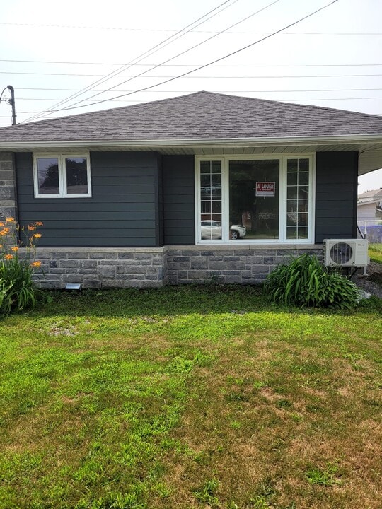206 O'brien Rue in Gatineau, QC - Building Photo