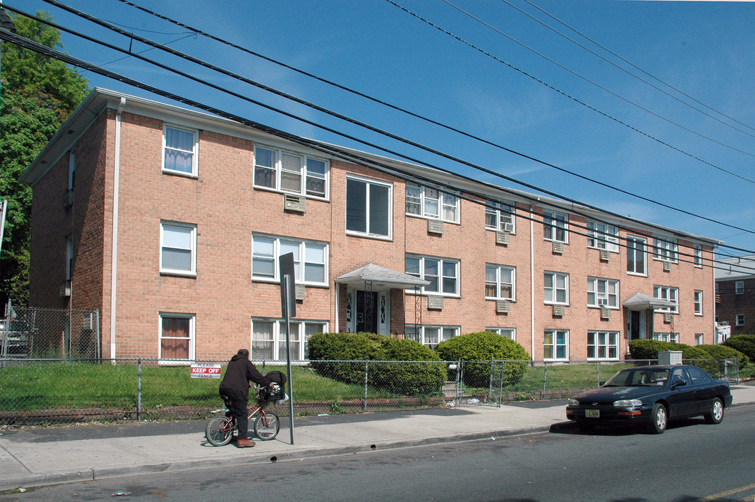 385 Stuyvesant Ave in Irvington, NJ - Foto de edificio