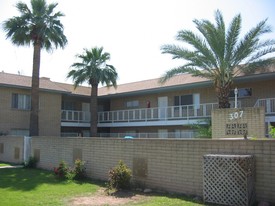 Mariposa in Phoenix, AZ - Foto de edificio - Building Photo