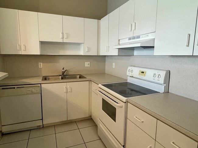 500 NE 3rd St, Unit 112 in Hallandale Beach, FL - Building Photo - Building Photo