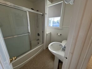 215 Greenwood Ave in Bethel, CT - Foto de edificio - Building Photo