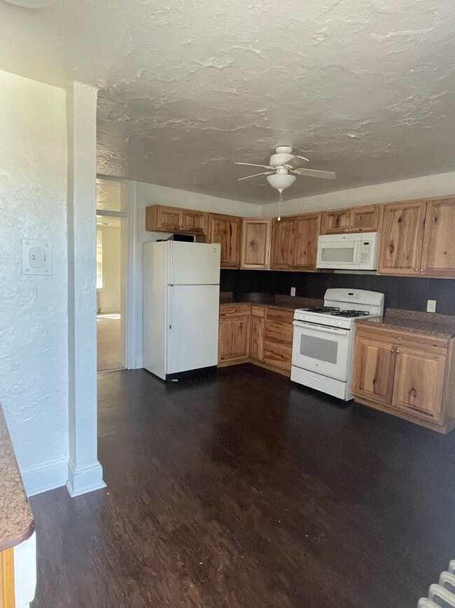 221 High St, Unit 4 in Burlington, NJ - Foto de edificio - Building Photo