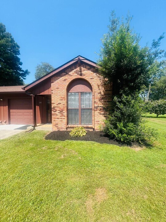 211 Woodbine Dr in Paducah, KY - Foto de edificio