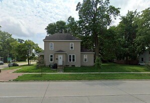 328 E 1st St in Waterloo, IA - Building Photo