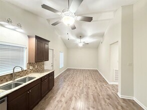 140 Huisache St in Lake Jackson, TX - Building Photo - Building Photo