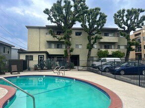 11018 Moorpark Apartments in North Hollywood, CA - Building Photo - Building Photo