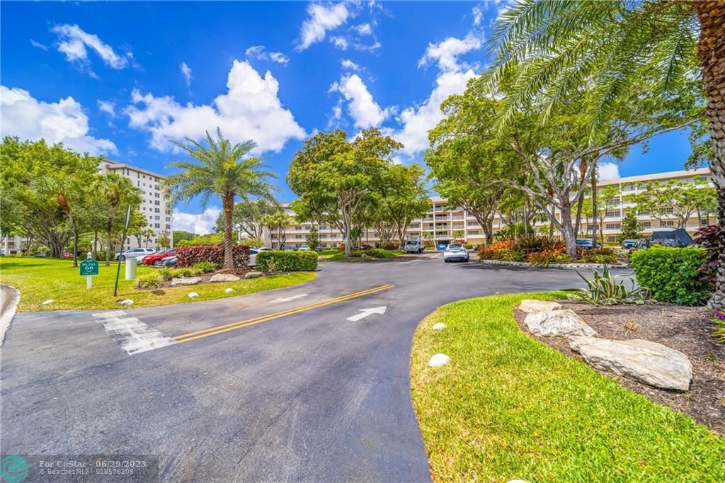 565 Oaks Ln-Unit -211 in Pompano Beach, FL - Building Photo