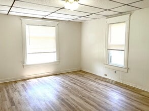 506 E 3rd Ave in Hutchinson, KS - Building Photo - Building Photo