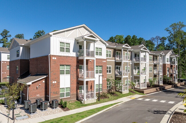 2 Rivers Apartment Homes in Williamsburg, VA - Foto de edificio - Building Photo