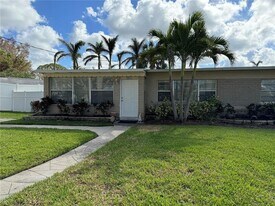 301 Colonia Ln W in Nokomis, FL - Building Photo