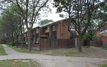 1-133 Bagot Ct in Toronto, ON - Building Photo - Building Photo