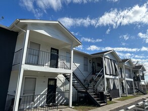 The Cliffside Apartments in San Antonio, TX - Building Photo - Building Photo