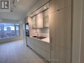 11 Yorkville Ave in Toronto, ON - Building Photo - Building Photo