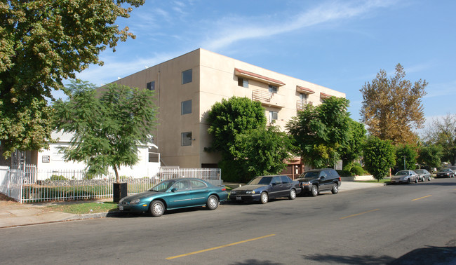 Three Gardens Apartments in Van Nuys, CA - Foto de edificio - Building Photo